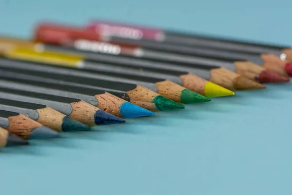 Táj Lövés Színes Ceruzák Középpontjában Kék Háttér — Stock Fotó