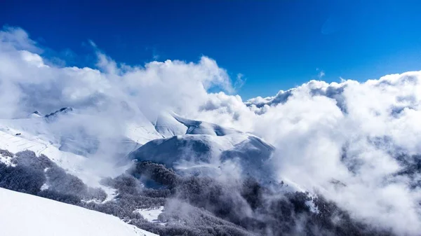 Krásný Záběr Mraků Nad Zasněženými Horami Monte Terminillo — Stock fotografie