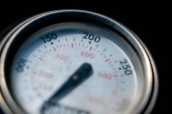 Selektiv Fokusbild Grill Termometer Den Mörka Bakgrunden — Stockfoto