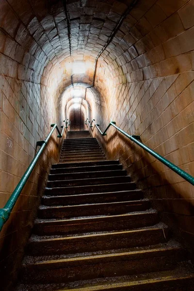 シャルドンを通って密輸業者のトンネルを行く階段の垂直低角度ショット デヴォン — ストック写真