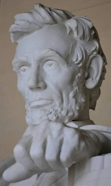 워싱턴 기념관에 에이브러햄 링컨의 대리석 조각상 수직으로 감쌌다 — 스톡 사진