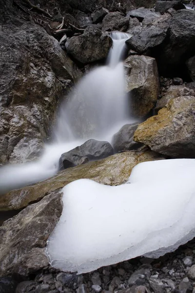 Disparo Vertical Cascada Entre Las Rocas — Foto de Stock