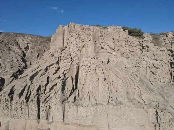 Mavi Gökyüzüne Karşı Güzel Bir Dağ Manzarası — Stok fotoğraf