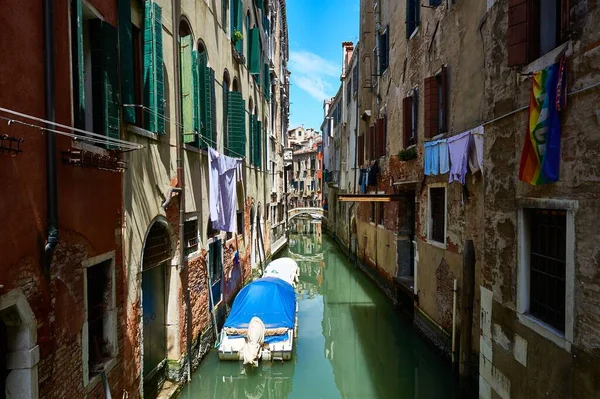 建物とヴェネツィア イタリアの流れる運河と歴史的な路地の美しいショット — ストック写真