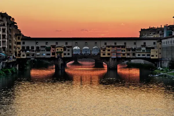 Üzerinde Binaları Olan Güzel Bir Köprü Pembe Sarı Günbatımı Gökyüzünün — Stok fotoğraf