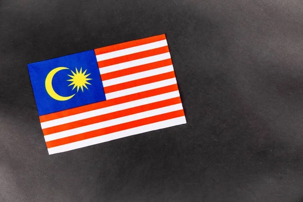 Närbild Malaysias Flagga Mörk Bakgrund Med Kopieringsutrymme — Stockfoto