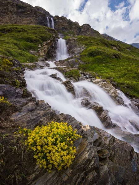 Vertikální Záběr Vodopádu Pohoří Grossglockner Skalami — Stock fotografie