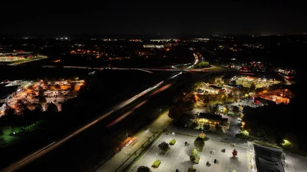 도시의 불빛에 둘러싸인 고속도로 장시간 노출되는 — 스톡 사진