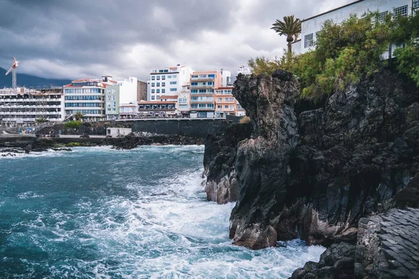 Beautiful View Blue Waves Breaking Cliffs Waterfront City Background — Stock Photo, Image