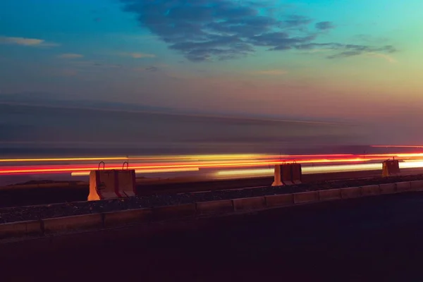 Высокоскоростной Снимок Автомобилей Дороге Время Заката Длительным Воздействием — стоковое фото