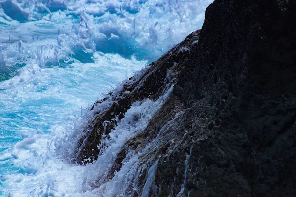 Primer Plano Del Agua Del Océano Salpicando Sobre Las Rocas —  Fotos de Stock