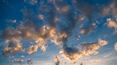 Bulutlu mavi gökyüzünün alçak açılı görüntüsü