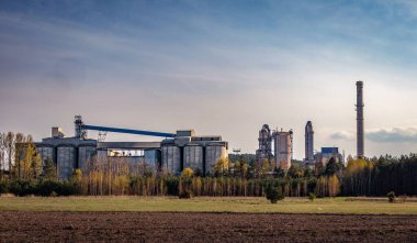 Polonya, Malogoszcz 'da bir çimento işleme tesisi.