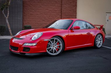 Otoparka park edilmiş 2008 model kırmızı bir Porsche 911 GT3 manzarası.