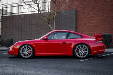 Otoparka park edilmiş 2008 model kırmızı bir Porsche 911 GT3 manzarası.