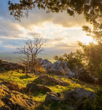 Kuzey Kıbrıs 'ta gün batımında kayalık bir tepe manzarası