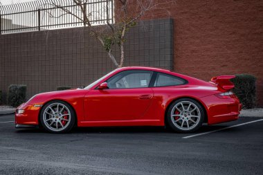 Otoparka park edilmiş 2008 model kırmızı bir Porsche 911 GT3 manzarası.