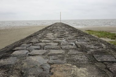 Sahlenburg sahilinde, kasvetli gökyüzünün altında, Cuxhaven, Almanya