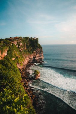 Bali, Endonezya 'daki Uluwatu Tapınağı' nın kayalıklarında köpüklü yumuşak okyanus dalgaları.