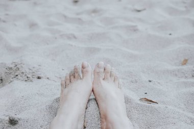 Yeni Zelanda sahilinde çıplak ayakla yakın çekim.