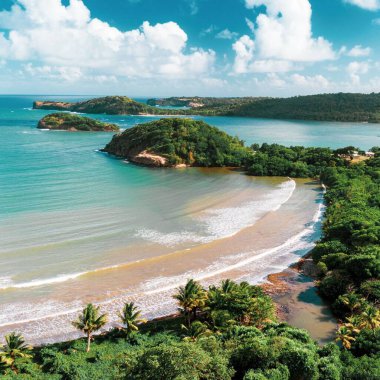 Yaz boyunca Karayip sahilinin güzel bir manzarası.