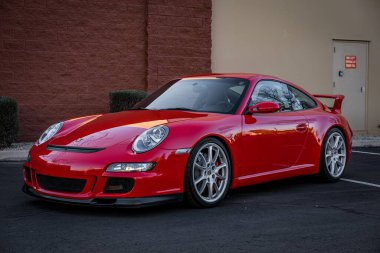 Otoparka park edilmiş 2008 model kırmızı bir Porsche 911 GT3 manzarası.