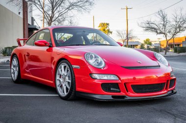 Otoparka park edilmiş 2008 model kırmızı bir Porsche 911 GT3 manzarası.