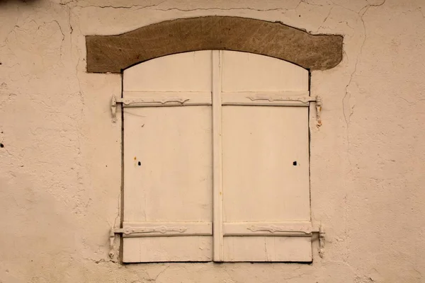 Kapalı Beyaz Panjurlar Eski Bir Duvarda Ahşap Bir Çerçeve — Stok fotoğraf