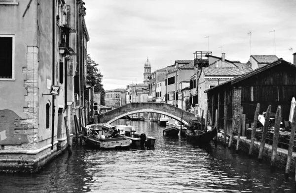 베네치아에 운하들을 그레이 스케일로 — 스톡 사진