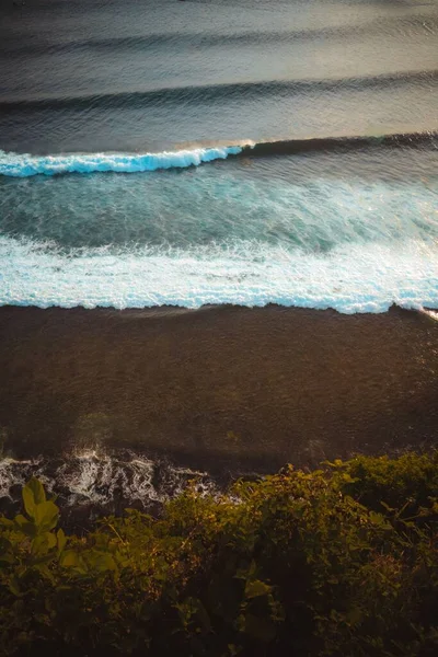 Uluwatu Tapınağı Bali Kumlu Bir Sahilde Köpüklü Okyanus Dalgaları — Stok fotoğraf