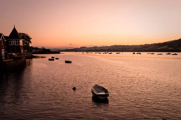 夕阳西下 泰恩河上的一艘船拍得真漂亮 — 图库照片