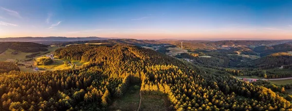 Tiro Panorâmico Densas Florestas Montanha Moinhos Vento Alemanha — Fotografia de Stock