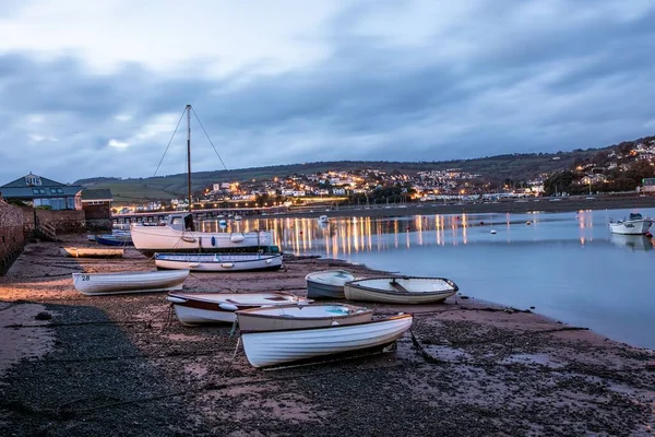 Una Hermosa Toma Barcos Estacionados Puerto Junto Lago Con Fondo —  Fotos de Stock