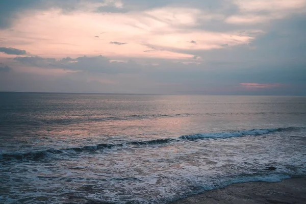 Měkké Vlny Oceánu Pěnou Písečné Pláži — Stock fotografie