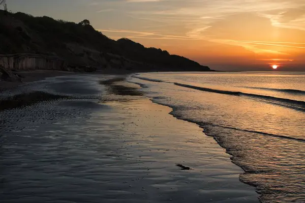 Estetyczny Spokojny Widok Plażę Podczas Zachodu Słońca White Cliff Bay — Zdjęcie stockowe