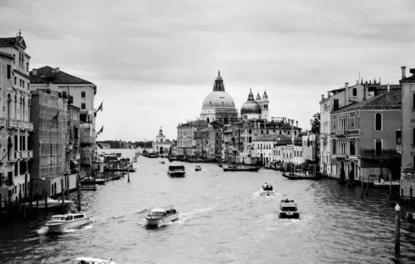 Eine Graustufenaufnahme Der Kanäle Venedig — Stockfoto