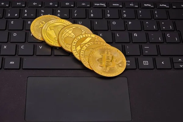 Close Bitcoins Laptop Conceito Criptomoeda — Fotografia de Stock