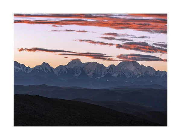 Sneeuw Bedekt Bergketen Bij Kleurrijke Zonsondergang — Stockfoto
