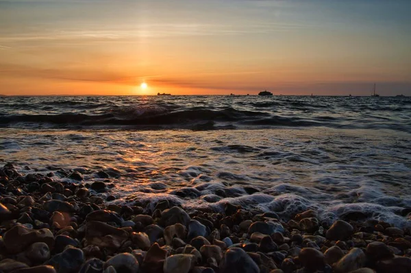 Ein Schöner Und Ästhetischer Blick Auf Meereswellen Unter Dem Sonnenuntergang — Stockfoto