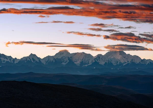Panoramiczny Widok Pokryte Śniegiem Pasmo Górskie Pięknym Zachodzie Słońca — Zdjęcie stockowe