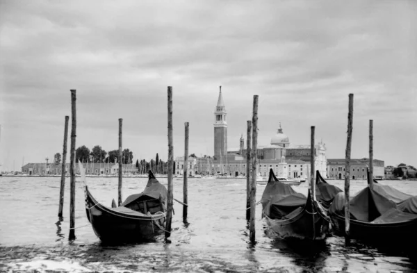 Disparo Góndolas Escala Grises Los Canales Venecia — Foto de Stock