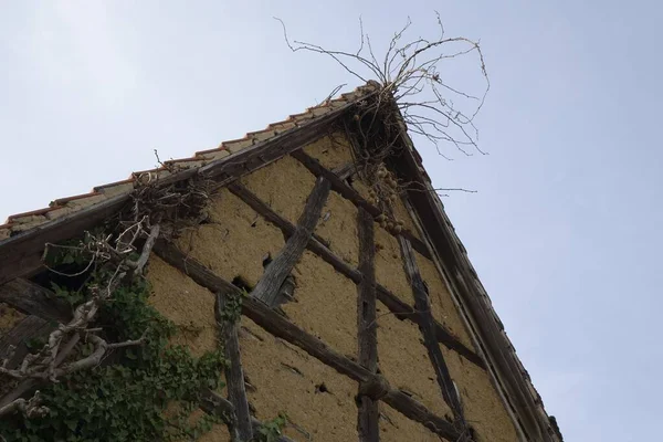 Low Angle Shot Gable Roof Old Framework House Ochre Adobe — Stock Photo, Image