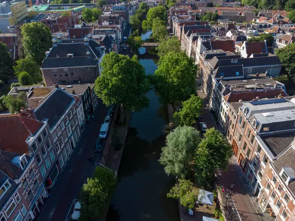 Vue Aérienne Une Rivière Bordée Arbres Dans Paysage Urbain — Photo