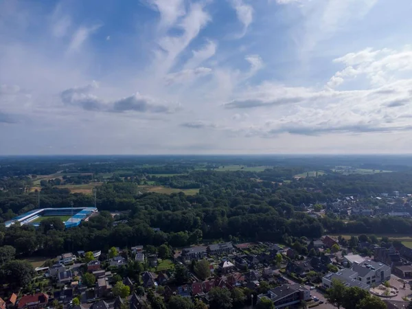 曇りの日に郊外の町の空中撮影 — ストック写真