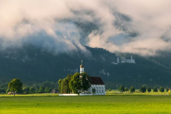 Stary Bawarski Kościół Zieleni Pochmurny Dzień — Zdjęcie stockowe