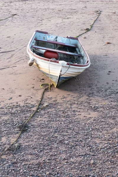 Eine Vertikale Aufnahme Eines Bootes Das Einem Sandstrand Geparkt Ist — Stockfoto