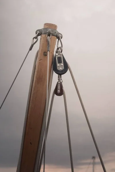 Egy Függőleges Közeli Felvétel Vitorlás Jacht Árbocáról — Stock Fotó