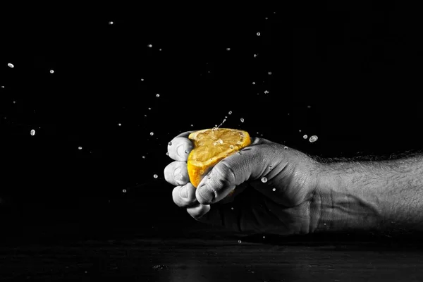 Сірий Колір Руки Стискає Жовтий Лимон — стокове фото