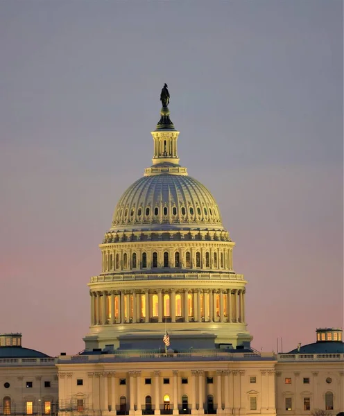 ABD 'nin Washington DC' deki Amerikan Bayrağı ile Birleşik Devletler Kongre Binası 'nın dikey gece görüntüsü