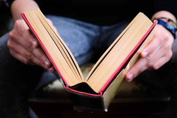 Närbild Händer Som Håller Öppen Bok — Stockfoto